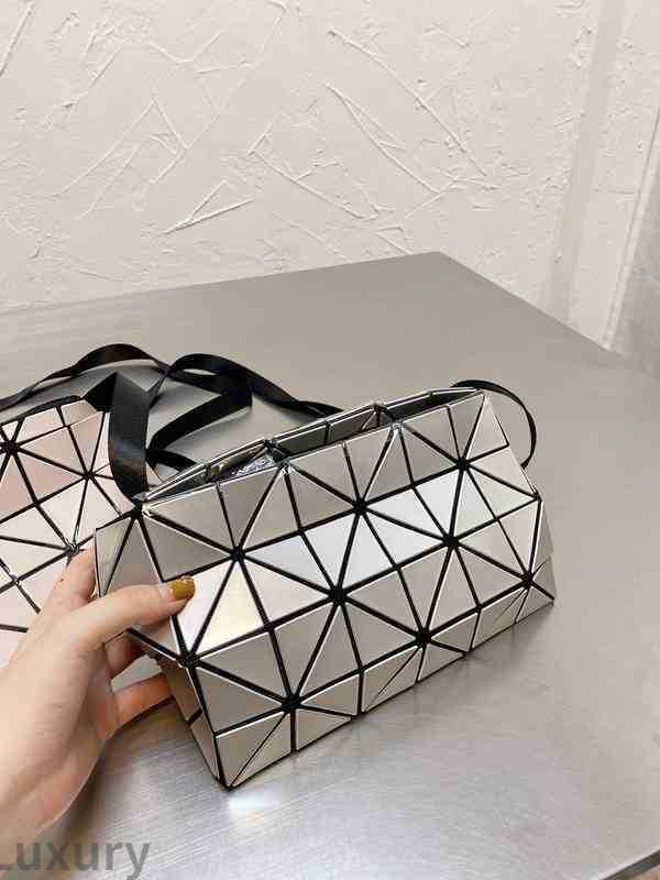 Luxury bag Shoulder Bag Tote Fashion Women Luminous Bao for Girl Geometry Messenger Plain Folding Clutch Crossbody Female Purses 221202, Grey
Luxury bag Shoulder Bag Tote Fashion Women Luminous Bao for Girl Geometry Messenger Plain Folding Clutch Crossbody Female Purses 221202, Grey