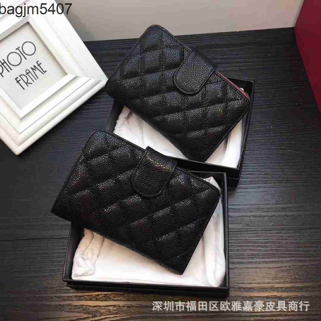 Design Bag Ladies Purse New Lingge Leather Small Fragrance Medium Long Wallet Lady Handbag Sheep Style, Gold button with caviar
Design Bag Ladies Purse New Lingge Leather Small Fragrance Medium Long Wallet Lady Handbag Sheep Style, Gold button with caviar