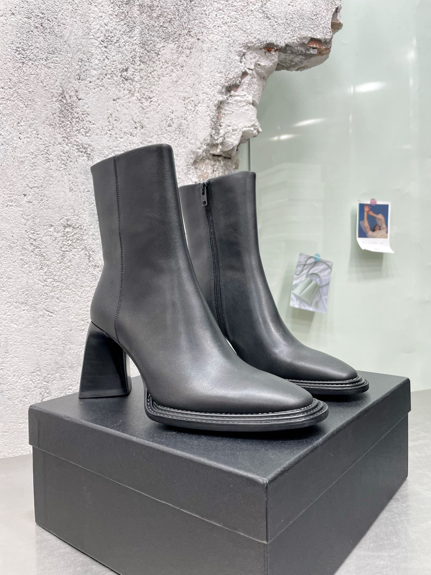 Female boots 2022High heel design elongates the body calfskin leather with super glossy sheepskin lining height 8.5cm
Female boots 2022High heel design elongates the body calfskin leather with super glossy sheepskin lining height 8.5cm
