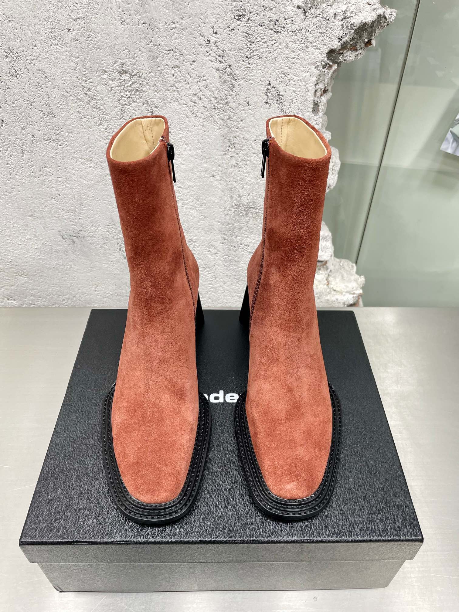 Female boots 2022High heel design elongates the body calfskin leather with super glossy sheepskin lining height 8.5cm 01
Female boots 2022High heel design elongates the body calfskin leather with super glossy sheepskin lining height 8.5cm 01