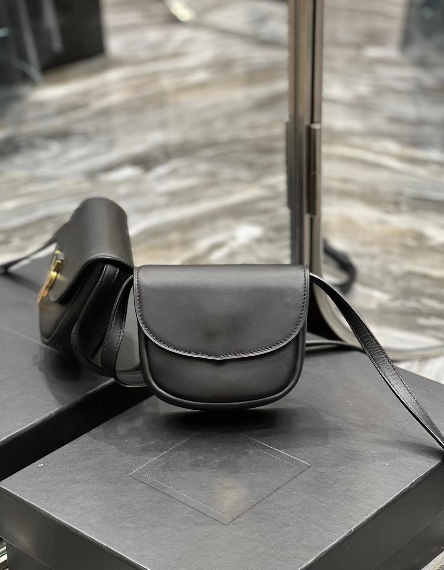 Brand shoulder bag Saddleback messenger bag Black cow leather wallet Fashion mobile bags Personalized credit card holder Vintage round and compact, Beige
Brand shoulder bag Saddleback messenger bag Black cow leather wallet Fashion mobile bags Personalized credit card holder Vintage round and compact, Beige