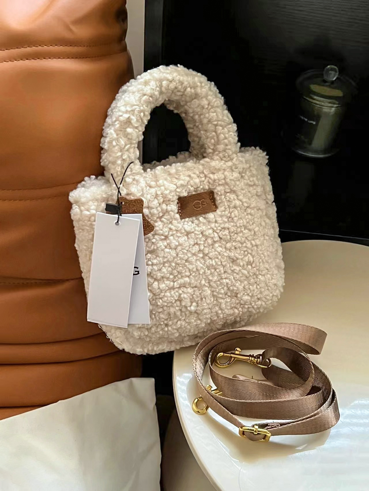 Luxurys Designer ugg new bags Crossbody totes clutch womens MINI bag Wool fleececute teddybag Fashion luxury Shoulder travel pochette wallets warm strap envelope, Carton
Luxurys Designer ugg new bags Crossbody totes clutch womens MINI bag Wool fleececute teddybag Fashion luxury Shoulder travel pochette wallets warm strap envelope, Carton
