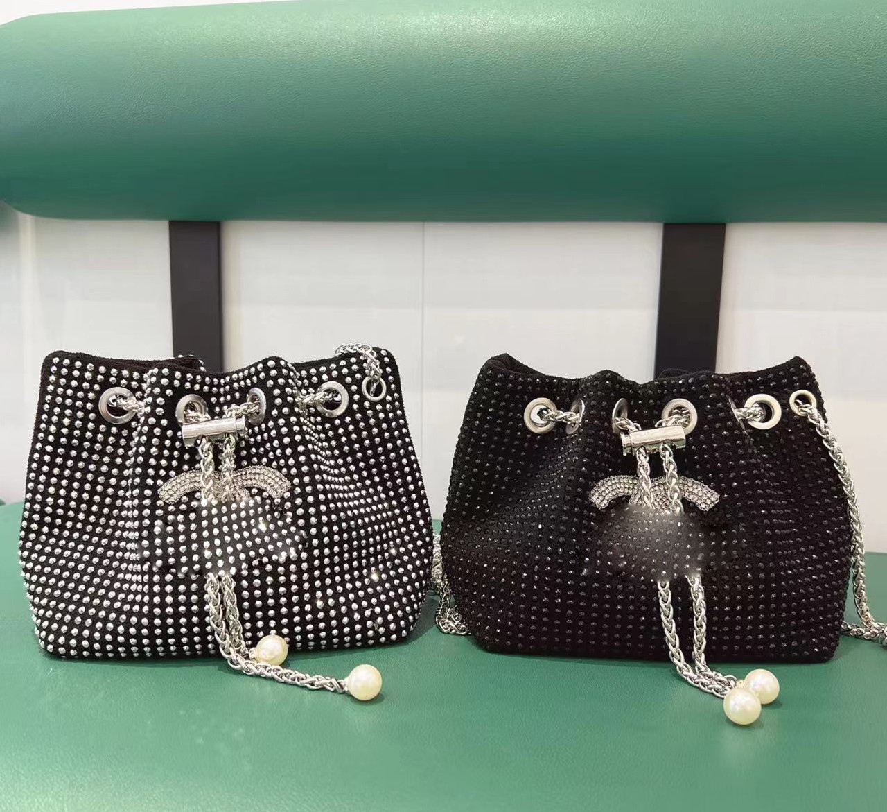 ChaneI Full Diamond Bucket Bag Tote Bags Hangbag for Women Chain Bagss Shoulderbag Tassel Pendant Decoration 15.5x15.5x9cm, White
ChaneI Full Diamond Bucket Bag Tote Bags Hangbag for Women Chain Bagss Shoulderbag Tassel Pendant Decoration 15.5x15.5x9cm, White