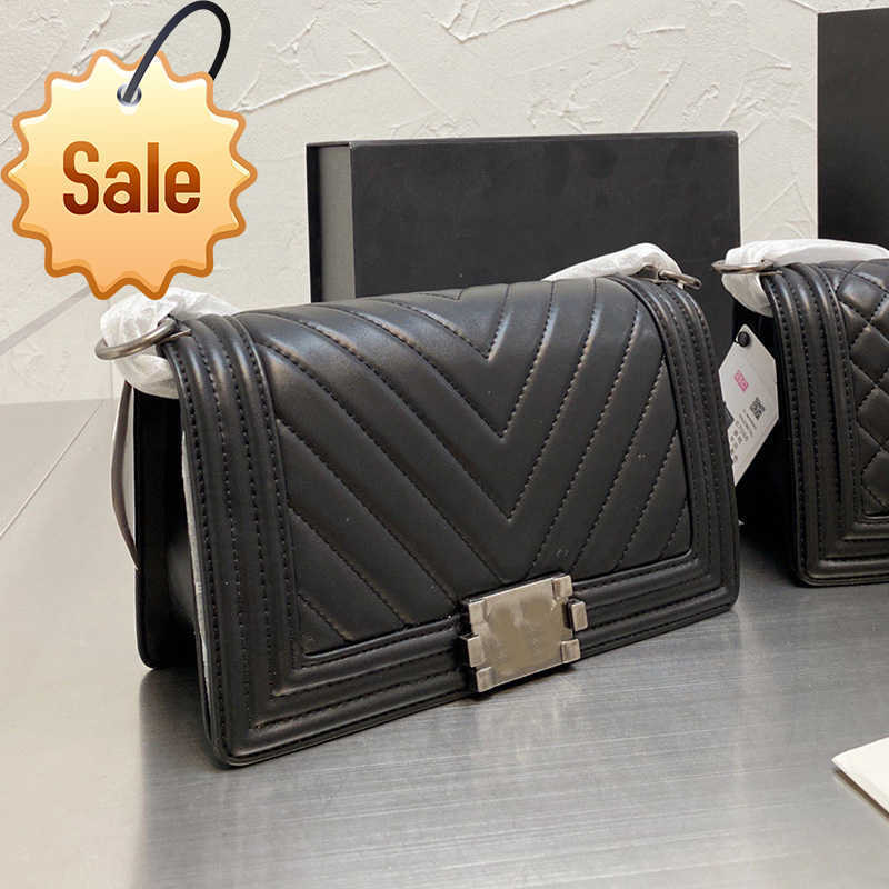 Women's Brand Designers Shoulder Bags Classic Fashion Clamshell Texture Leather Crossbody Bag Gold and Silver Hardware Chain Envelope bag Factory Direct Sales, Black silver v shaped pattern
Women's Brand Designers Shoulder Bags Classic Fashion Clamshell Texture Leather Crossbody Bag Gold and Silver Hardware Chain Envelope bag Factory Direct Sales, Black silver v shaped pattern