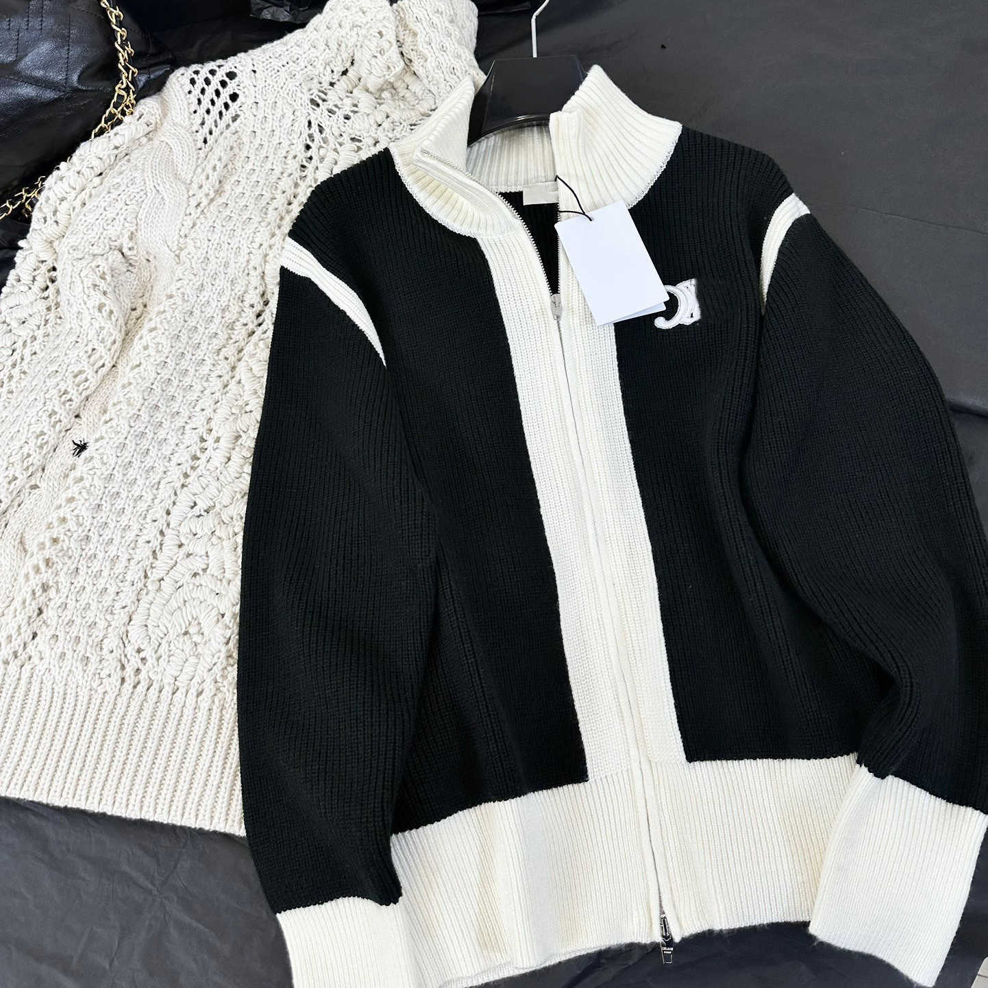Women' Jacket Sweater Coat Cell 22FW Celebrity High Black and White Zipper Wool Cardigan High-end Elegant Classic Fashion Designer 9PTZ
Women' Jacket Sweater Coat Cell 22FW Celebrity High Black and White Zipper Wool Cardigan High-end Elegant Classic Fashion Designer 9PTZ