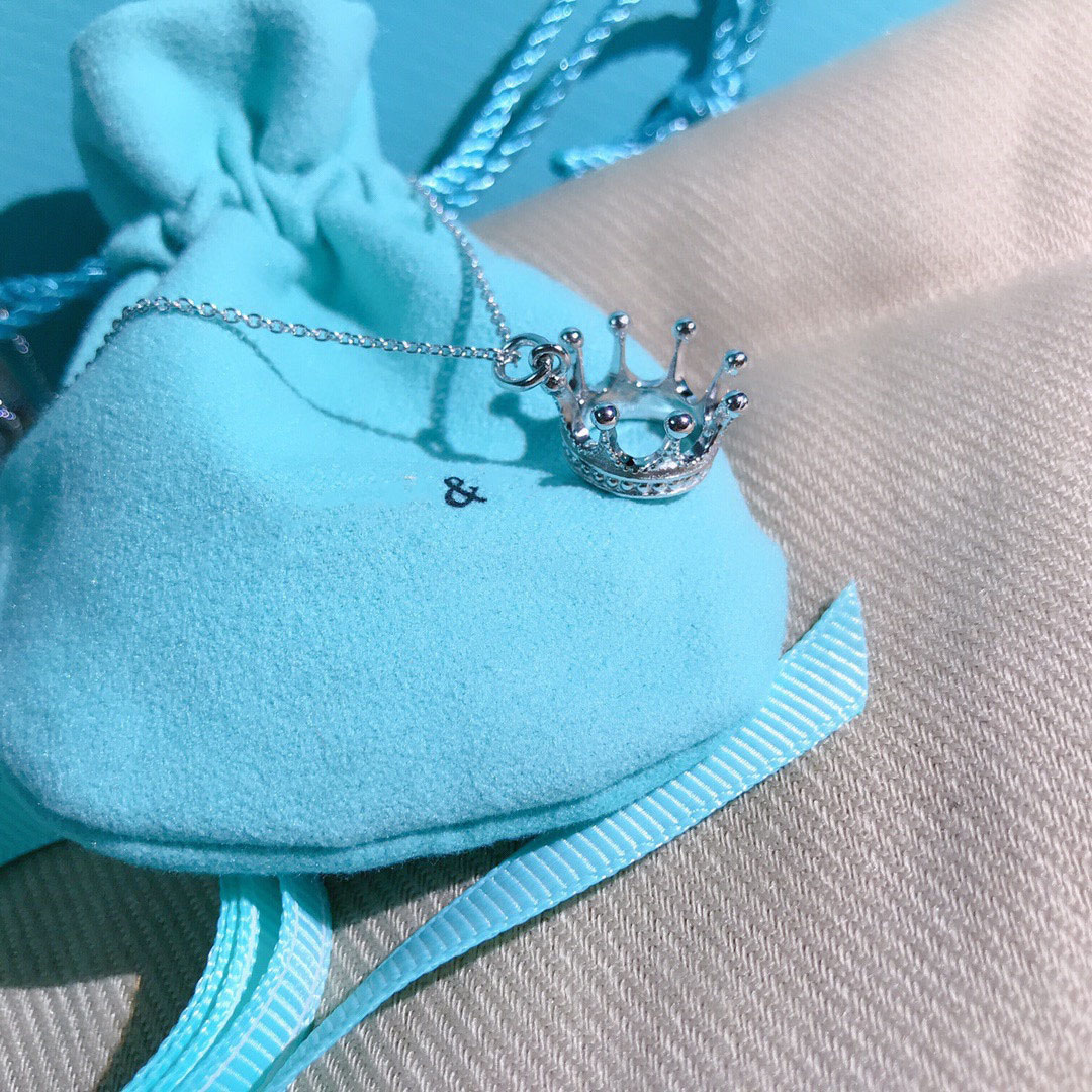 Designers necklace luxury designer necklaces women charm jewelry light luxurys Classic Love pendant simple clavicle chain for girlfriend gift good
Designers necklace luxury designer necklaces women charm jewelry light luxurys Classic Love pendant simple clavicle chain for girlfriend gift good