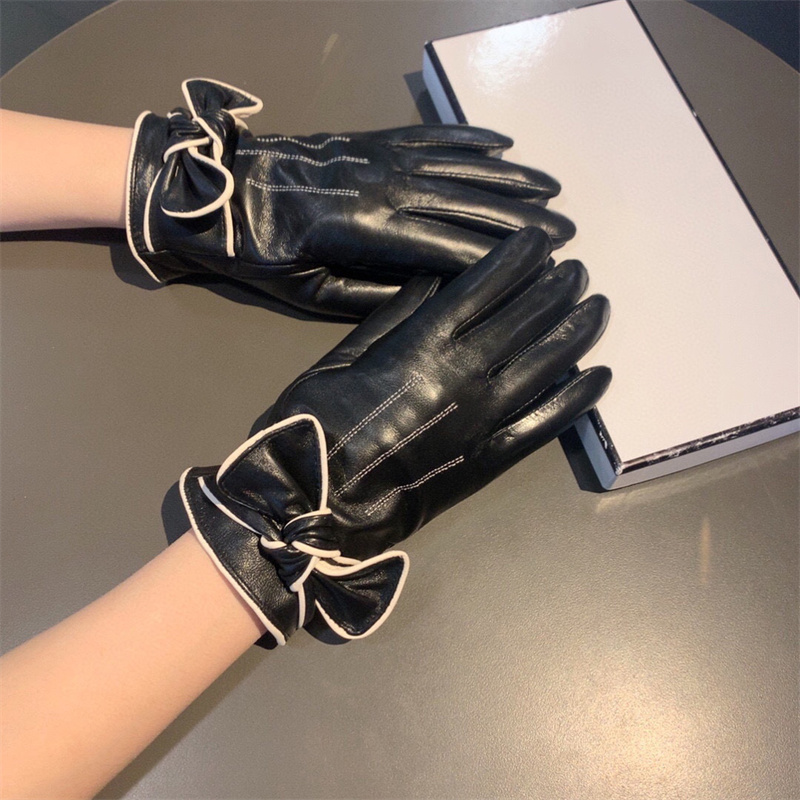 Designers Brands Luxurys Five Fingers Gloves High Quality Leather Wool Classic Letters Glove Fashion Winter Warm Leisure Mittens
Designers Brands Luxurys Five Fingers Gloves High Quality Leather Wool Classic Letters Glove Fashion Winter Warm Leisure Mittens