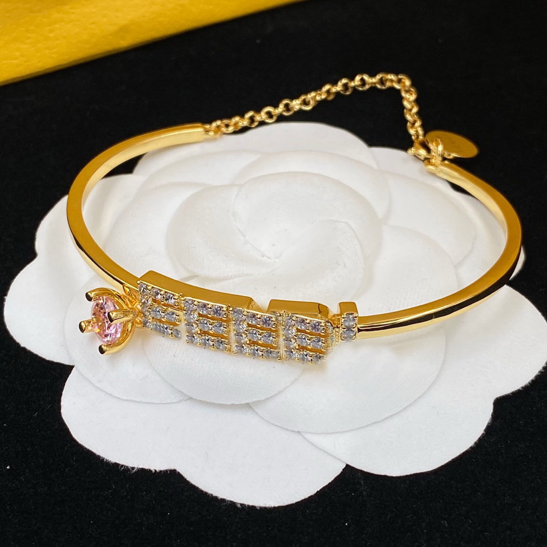 Crystal Diamond F Letter Fashion Bangle Lady Women Bracelets Stainless Steel 18K Gold Plated Setting Engraved Plaid Open Narrow Bracelet Gifts FB1 --05
Crystal Diamond F Letter Fashion Bangle Lady Women Bracelets Stainless Steel 18K Gold Plated Setting Engraved Plaid Open Narrow Bracelet Gifts FB1 --05
