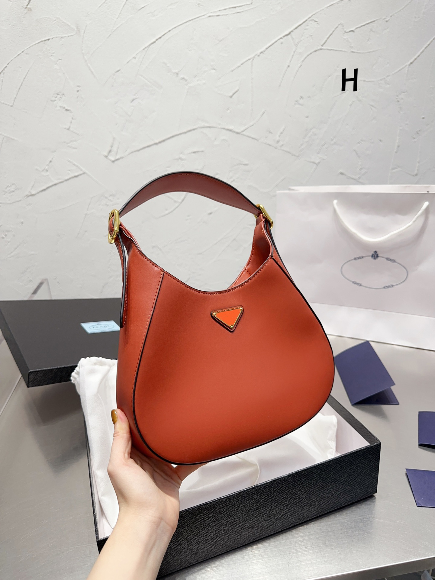 HH CLEOs Women Designers Luxurys Shoulder Bag SPAZZOL ATO Leather Classic Brand Underarm Hobo Bags 27cm Fashion Lady 2023 Purses Wholesale, Add additional shipping fee
HH CLEOs Women Designers Luxurys Shoulder Bag SPAZZOL ATO Leather Classic Brand Underarm Hobo Bags 27cm Fashion Lady 2023 Purses Wholesale, Add additional shipping fee