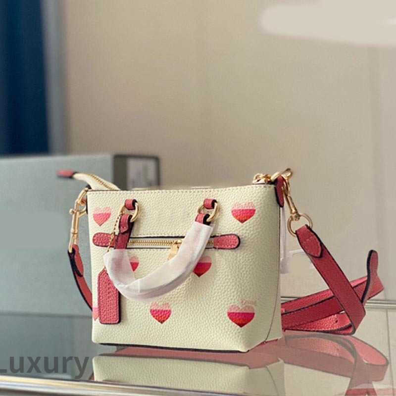 womens tote bag Designer Shoulder Bags Women Handbag heart Simple Shopper Tote Bag Elegant Ladies Work Purses Luxury Hardware 221202, Cobag pink
womens tote bag Designer Shoulder Bags Women Handbag heart Simple Shopper Tote Bag Elegant Ladies Work Purses Luxury Hardware 221202, Cobag pink