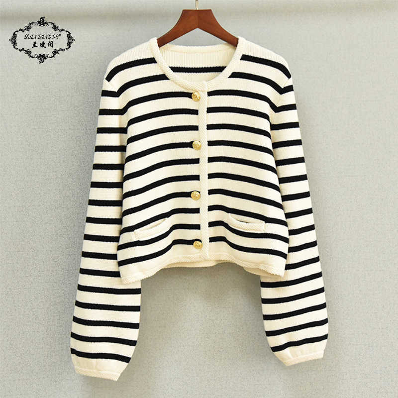 Women' Jacket Sweater Coat Cell 22FW Celebrity 2022 Autumn and Winter Wool Black White Stripe Gold Button High Waist Short Kni DK8G, Picture color 21-172
Women' Jacket Sweater Coat Cell 22FW Celebrity 2022 Autumn and Winter Wool Black White Stripe Gold Button High Waist Short Kni DK8G, Picture color 21-172