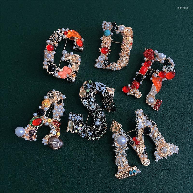 Brooches Fashion Unique Design Rhinestone Letters Brooch Retro Gem Pearl Crystal Enamel Pin Women Men's Clothes Decrotion Pins
Brooches Fashion Unique Design Rhinestone Letters Brooch Retro Gem Pearl Crystal Enamel Pin Women Men's Clothes Decrotion Pins