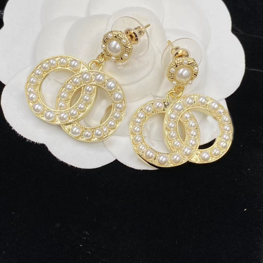 2022 New Fashion Hoop Brand Earrings Pearl Double Letters Brass Material Personality Luxury Earrings Female Wedding Party Designer Jewelry High Quality With Box
2022 New Fashion Hoop Brand Earrings Pearl Double Letters Brass Material Personality Luxury Earrings Female Wedding Party Designer Jewelry High Quality With Box