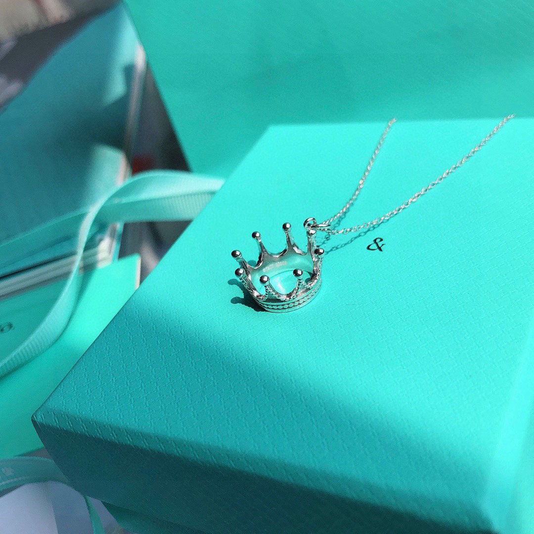 Designers necklace luxury designer necklaces women charm jewelry light luxurys Classic Love pendant simple clavicle chain for girlfriend gift good nice
Designers necklace luxury designer necklaces women charm jewelry light luxurys Classic Love pendant simple clavicle chain for girlfriend gift good nice