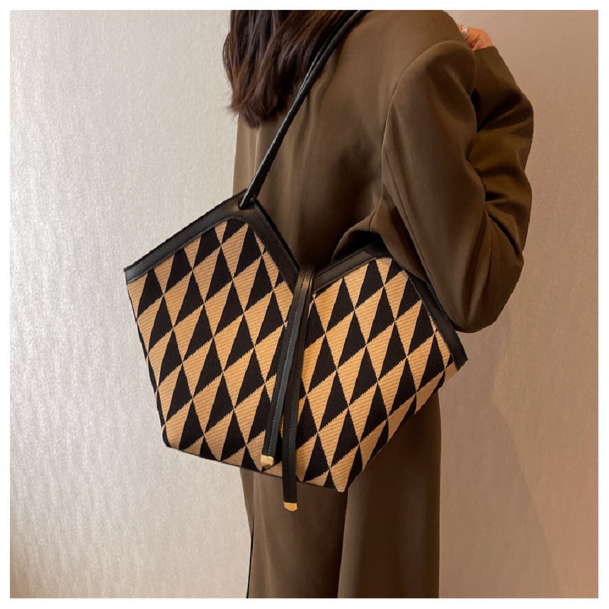 Autumn 2022 Triangle embroidery pull with one shoulder underarm simple women's bag color contrast fashion matching large capacity luxury designer brand bag K1, Black
Autumn 2022 Triangle embroidery pull with one shoulder underarm simple women's bag color contrast fashion matching large capacity luxury designer brand bag K1, Black