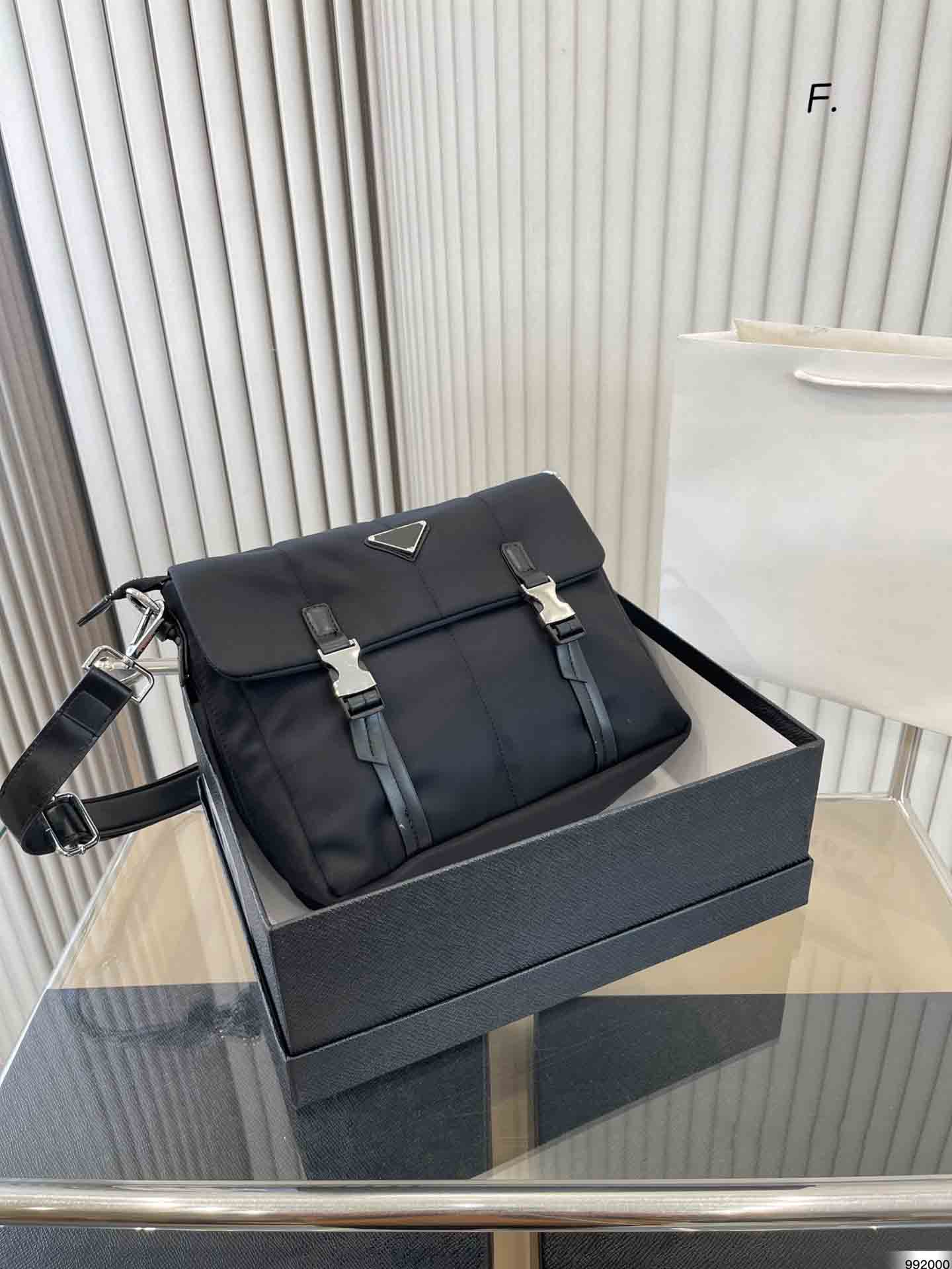 2022 Designer Messenger bag triangle logo high capacity shoulder bags black pu canvas cross body Envelope
2022 Designer Messenger bag triangle logo high capacity shoulder bags black pu canvas cross body Envelope