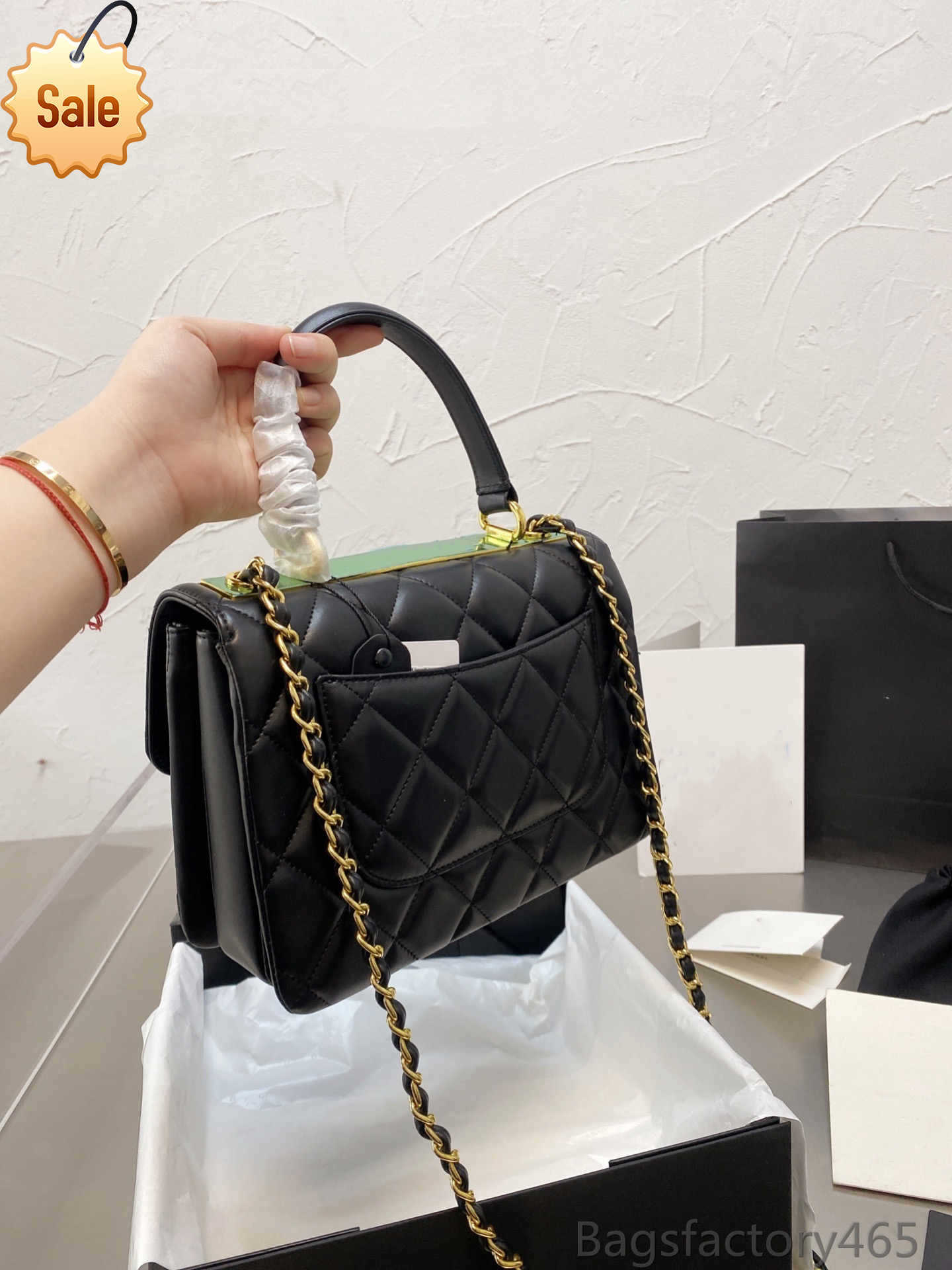 Women's Brand Designers Shoulder Bags 2023 Fashion Classic Texture Sheepskin Clamshell Handbags Metal Bracelet Crossbody Bag Factory Direct Salest, Black
Women's Brand Designers Shoulder Bags 2023 Fashion Classic Texture Sheepskin Clamshell Handbags Metal Bracelet Crossbody Bag Factory Direct Salest, Black