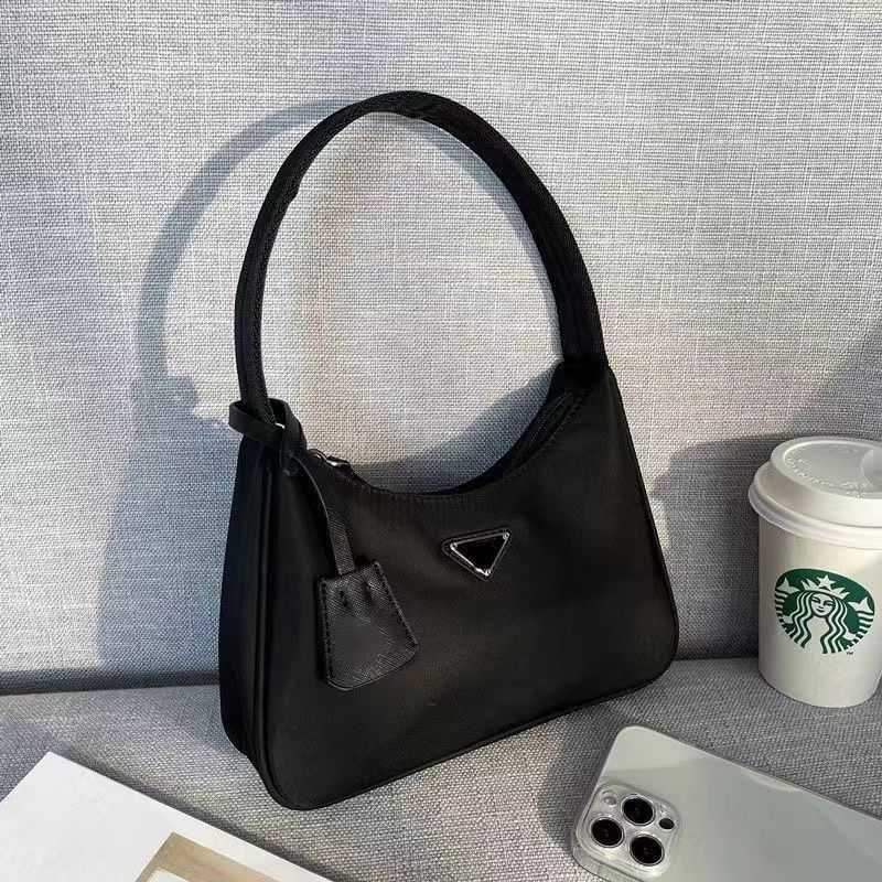 Designer parada Bags 2022 Triangle armpit bag hobo nylon canvas portable one shoulder women'sQM7X, Black ribbon (benchmarking gift box)
Designer parada Bags 2022 Triangle armpit bag hobo nylon canvas portable one shoulder women'sQM7X, Black ribbon (benchmarking gift box)
