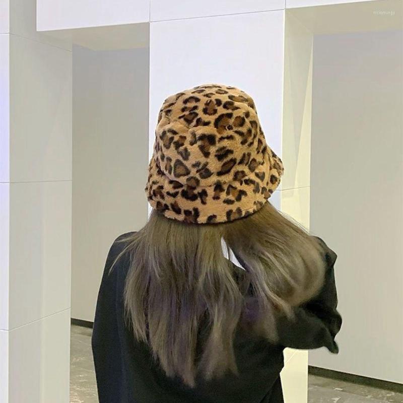 Berets Winter Cow Leopard Faux Fur Flannel Bucket Hat Women Outdoor Warm Soft Furry Fisherman Cap
Berets Winter Cow Leopard Faux Fur Flannel Bucket Hat Women Outdoor Warm Soft Furry Fisherman Cap