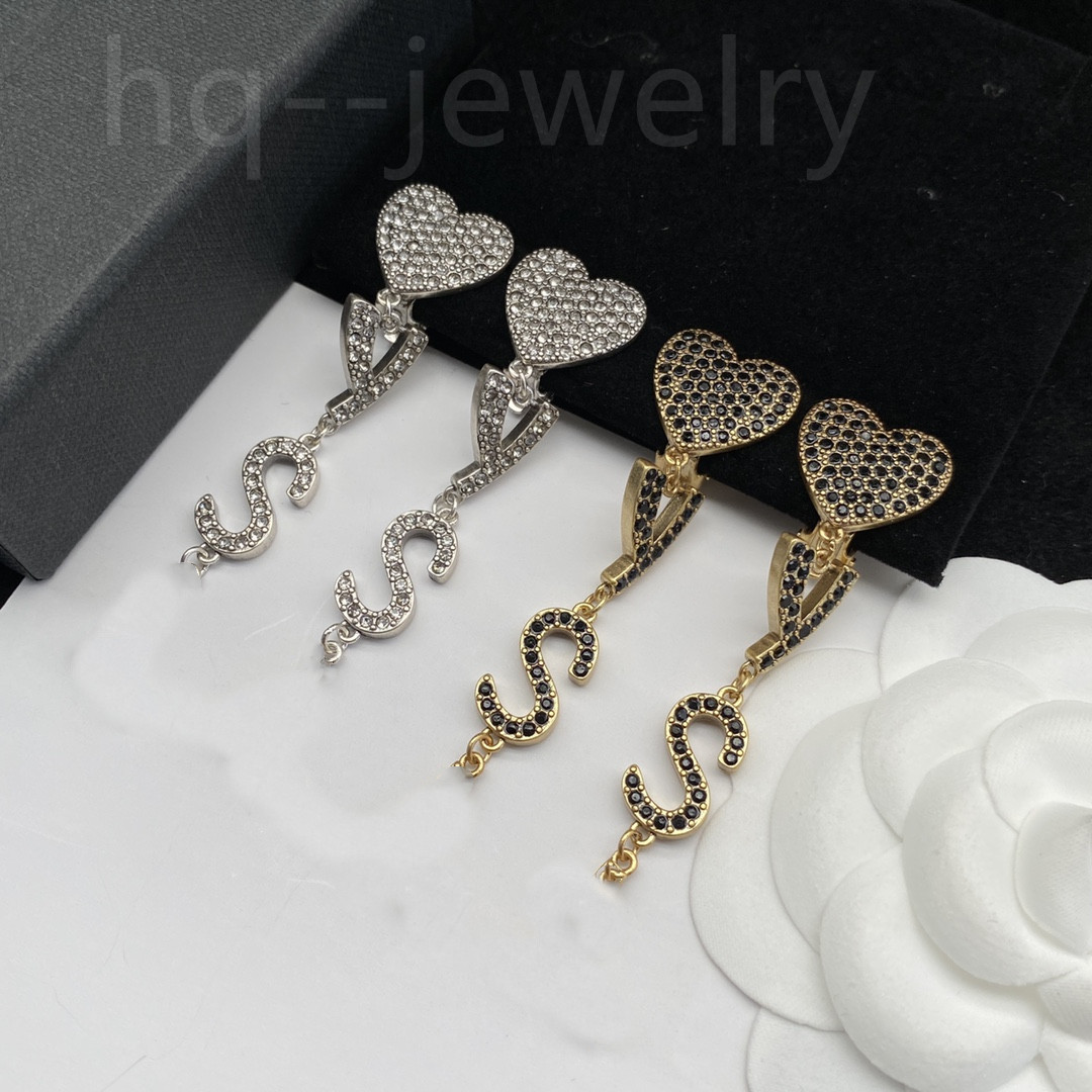 2023 New Fashion Brand Earrings 2 Color Diamond Double Letter Brass Personality Earrings Women's Wedding Party Designer Jewelry High Quality Box 9
2023 New Fashion Brand Earrings 2 Color Diamond Double Letter Brass Personality Earrings Women's Wedding Party Designer Jewelry High Quality Box 9