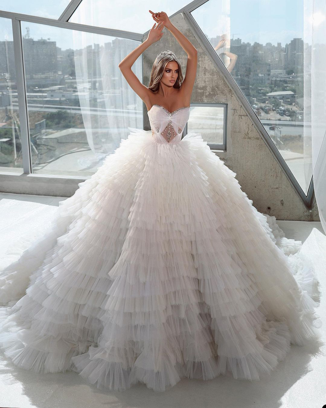 Luxurious Ball Gown Wedding Dresses Sweetheart with Beaded Sleeveless Backless Layered Up Tulle Net Court Gown Custom Made Plus Side Vestidos De Novia