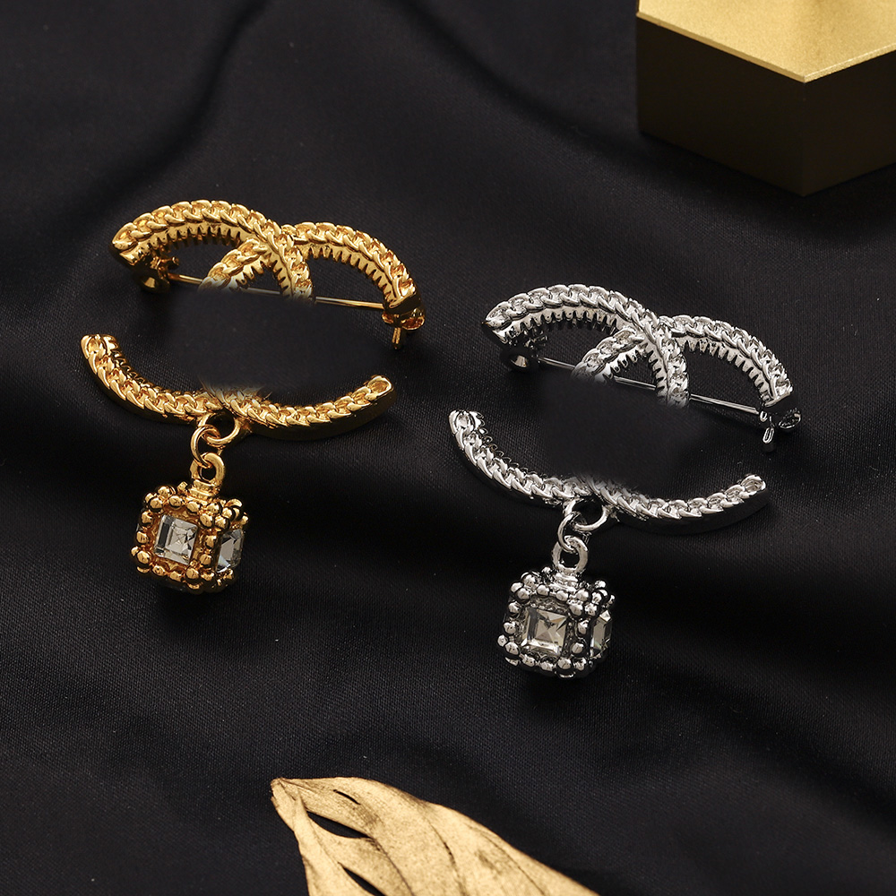 Pins Designer brooch Luxury gold-plated Pin brooches Fashion jewelry Girl pearl Premium gift Couple family wedding party Coloured Diamond Pendant
Pins Designer brooch Luxury gold-plated Pin brooches Fashion jewelry Girl pearl Premium gift Couple family wedding party Coloured Diamond Pendant