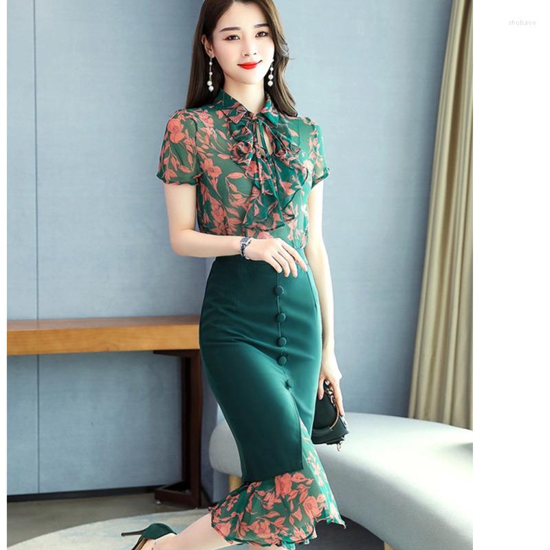 Work Dresses 2022 Summer Women Stylish Clothing Dress Suit Office Lady Chic Ruffles Floral Print Blouse Spilt Buttons Skirt 2 Piece Set, Green
Work Dresses 2022 Summer Women Stylish Clothing Dress Suit Office Lady Chic Ruffles Floral Print Blouse Spilt Buttons Skirt 2 Piece Set, Green