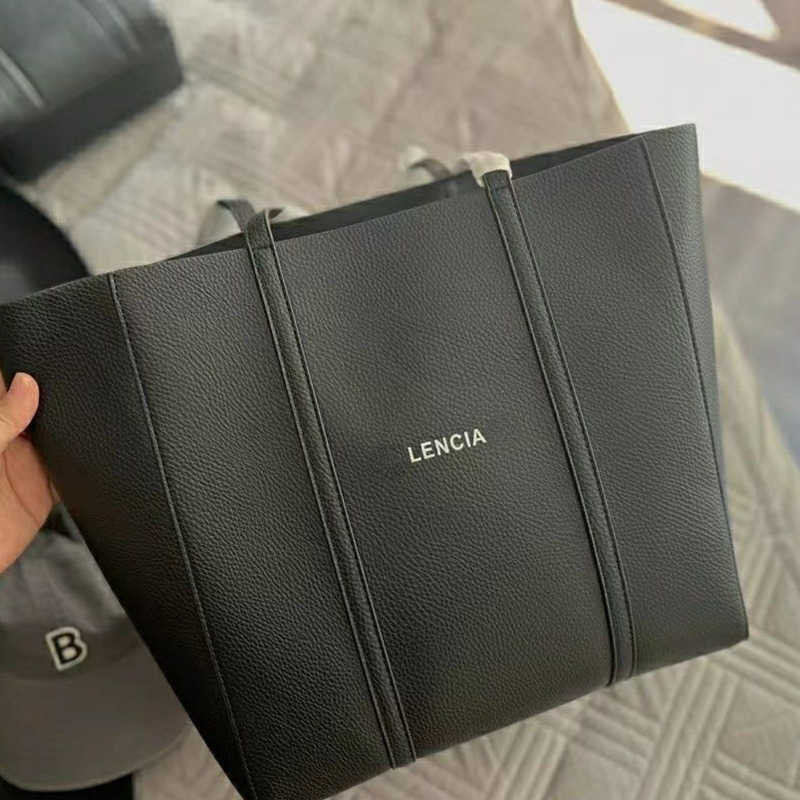 Women Totebag Designer Handbag Luxury Leather Underarm Shoulder Bag Bb Large Capacity Shopping Bags Lady Square Purse 15411, Black large
Women Totebag Designer Handbag Luxury Leather Underarm Shoulder Bag Bb Large Capacity Shopping Bags Lady Square Purse 15411, Black large