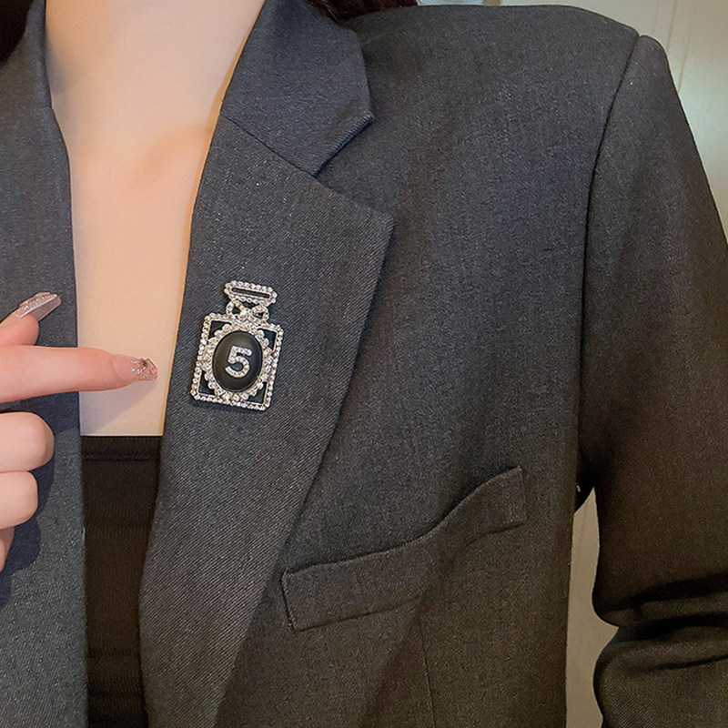 Sparkly Crystal NO5 Brooch Women Perfume Bottle NO5 Brooches Suit Lapel Pin for Gift Party