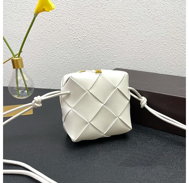 Women Cassette Diagonal Crossbody Bag With Classic Woven Famous Designer Ladies Retro Fashion Handbag Girl Small Size Shoulder Messenger bags 2372, White
Women Cassette Diagonal Crossbody Bag With Classic Woven Famous Designer Ladies Retro Fashion Handbag Girl Small Size Shoulder Messenger bags 2372, White