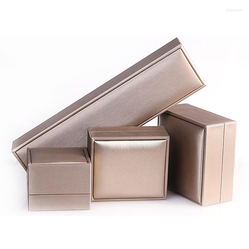 Jewelry Pouches Personalized Silver Metal Brushed PU Box Bracelet Pendant Ring Packaging High-quality Simple
Jewelry Pouches Personalized Silver Metal Brushed PU Box Bracelet Pendant Ring Packaging High-quality Simple