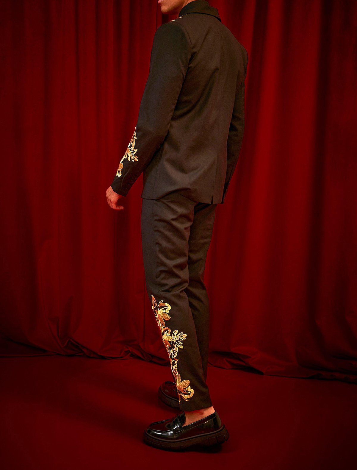 Two Pieces Unique Wedding Tuxedos Men Suits Solid Color with Embroidery Modern Formal Two-Button Customized Fit Notched Lapel Slim Two outer pockets