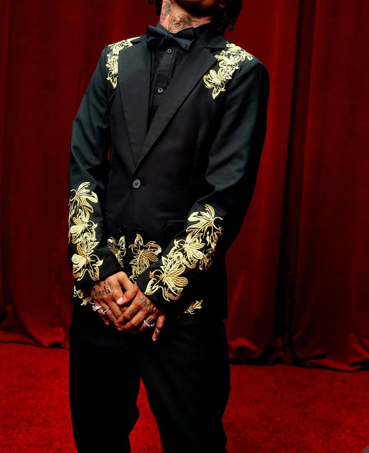 Two Pieces Unique Wedding Tuxedos Men Suits Solid Color with Embroidery Modern Formal Two-Button Customized Fit Notched Lapel Slim Two outer pockets