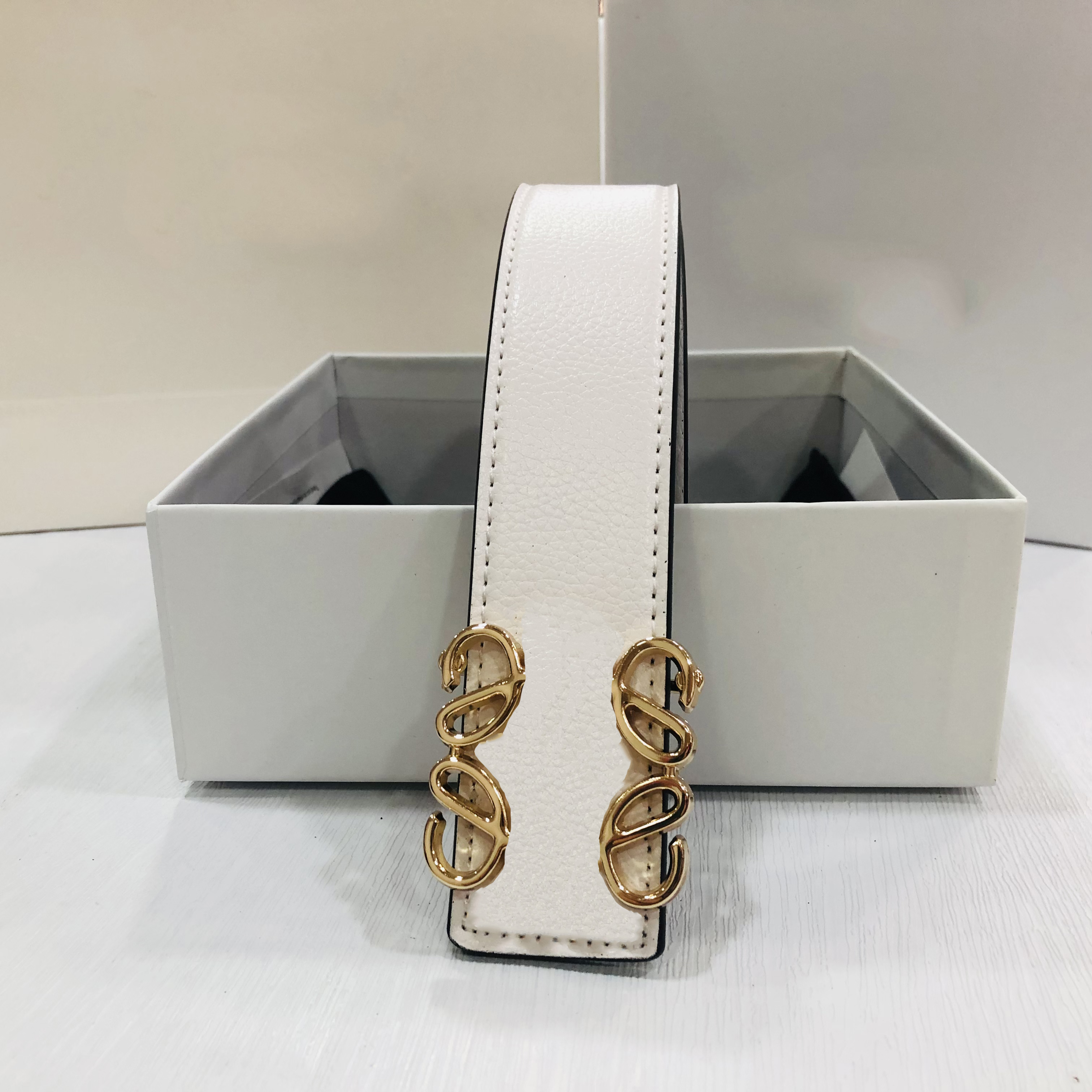 Classic Luxury designers belt Solid color belts man and women Luxury Pin needle Buckle Width 3.8 cm size 105-125 Fashion Trends gift very nice, As pics
Classic Luxury designers belt Solid color belts man and women Luxury Pin needle Buckle Width 3.8 cm size 105-125 Fashion Trends gift very nice, As pics