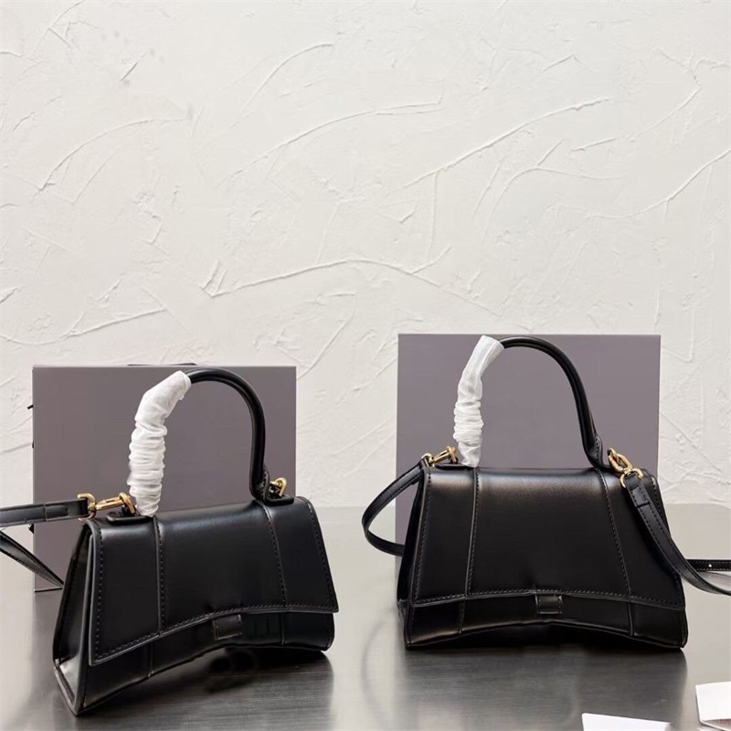 Designer cross body tote bag wallet women mini pochette valentine day gift trendy shoulder flap bags black silver color handbag simple letter women hourglass bag, 10#
Designer cross body tote bag wallet women mini pochette valentine day gift trendy shoulder flap bags black silver color handbag simple letter women hourglass bag, 10#