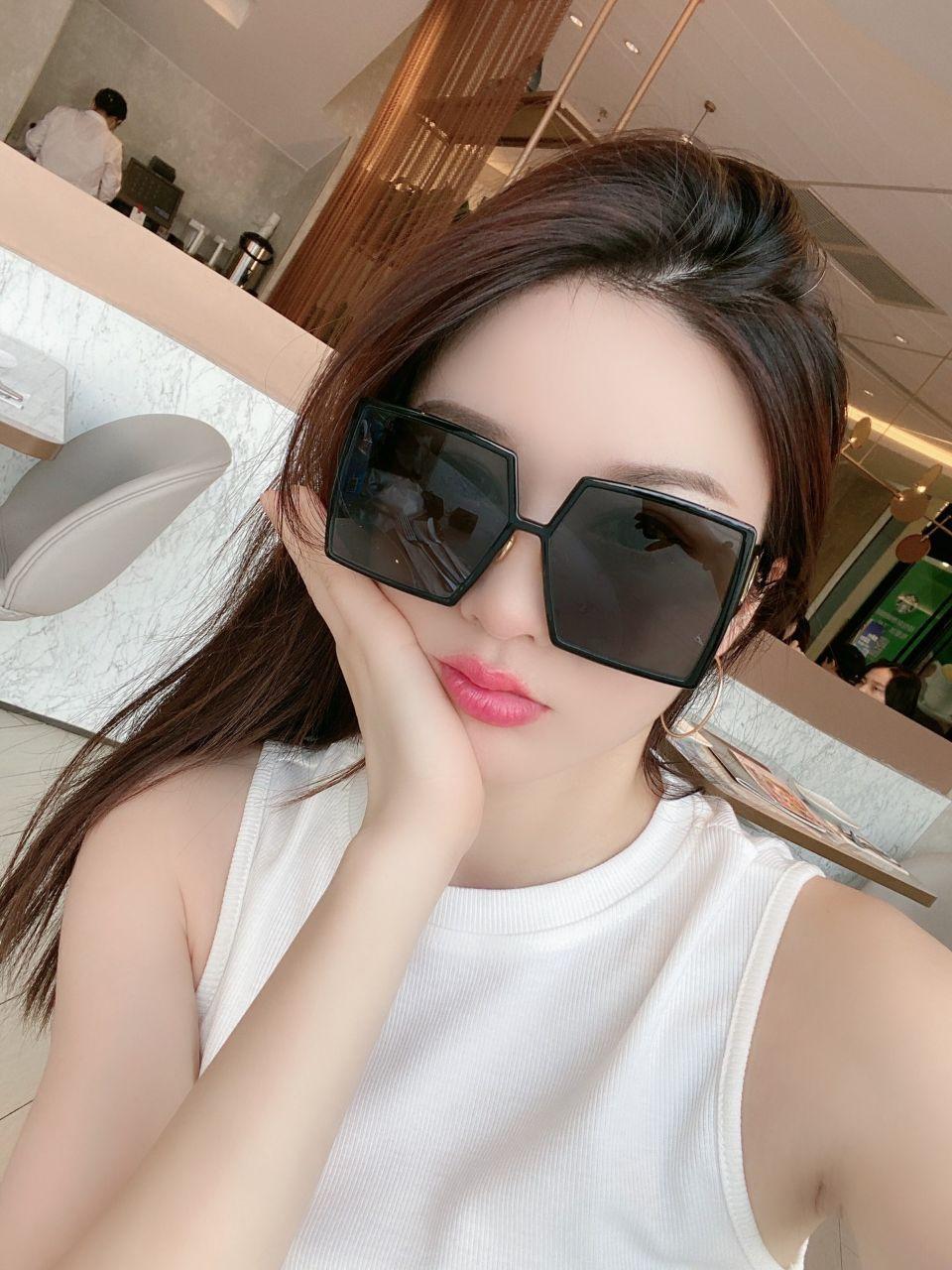 Fashion Summer Beach Sunglasses Woman Overszie Goggle Sunglasses for Man Woman UV400
Fashion Summer Beach Sunglasses Woman Overszie Goggle Sunglasses for Man Woman UV400
