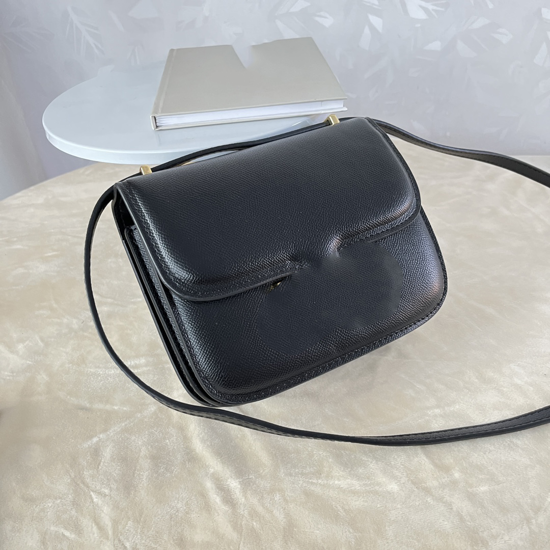 Genuine leather women's shoulder bag, handbag, fashionable and classic buckle opening and closing design, lined with zipper pocket and metal chain Black White
Genuine leather women's shoulder bag, handbag, fashionable and classic buckle opening and closing design, lined with zipper pocket and metal chain Black White