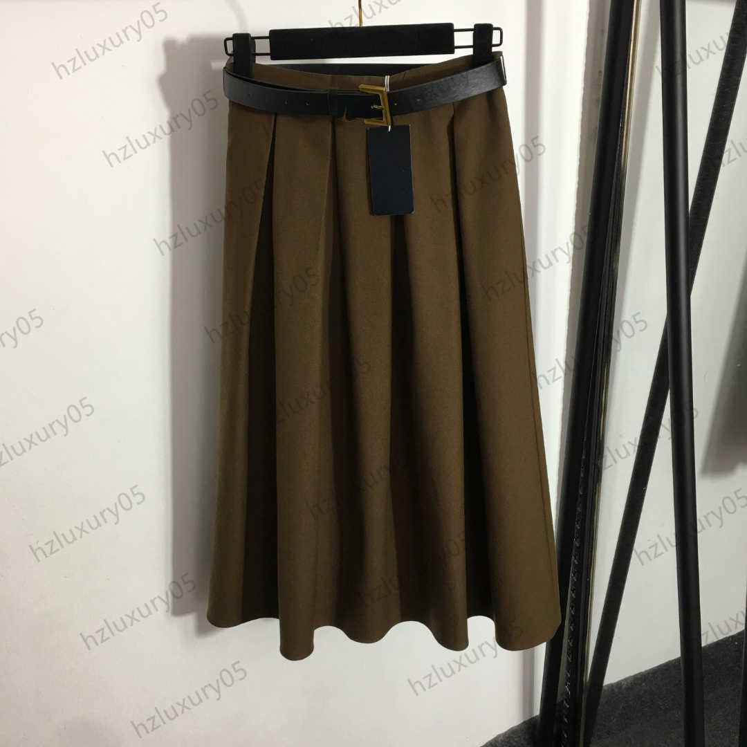 Womens Skirt Metal Letter Decoration Belt Solid Color Pleated Half Skirts Back Zipper Open Anti-light Lining Design Skirt Simple Style Women Clothing 2 Colors
Womens Skirt Metal Letter Decoration Belt Solid Color Pleated Half Skirts Back Zipper Open Anti-light Lining Design Skirt Simple Style Women Clothing 2 Colors