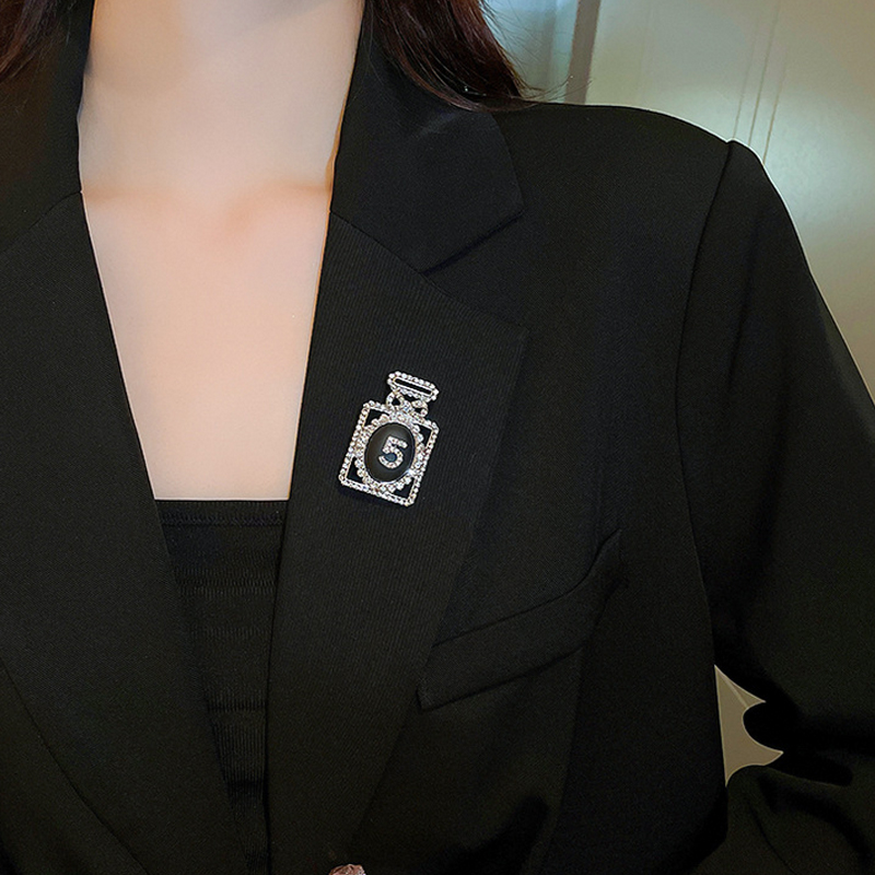 Sparkly Crystal NO5 Brooch Women Perfume Bottle NO5 Brooches Suit Lapel Pin for Gift Party