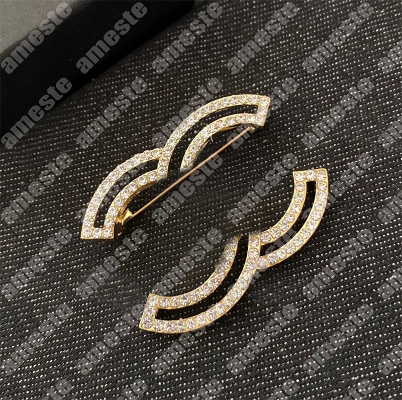 Designer Men Womens Brooch Pins Classic Letter Brooch Pin Suit Dress Pins For Lady Fashion Pearl Brooches Luxury Jewelry Breastpin
Designer Men Womens Brooch Pins Classic Letter Brooch Pin Suit Dress Pins For Lady Fashion Pearl Brooches Luxury Jewelry Breastpin