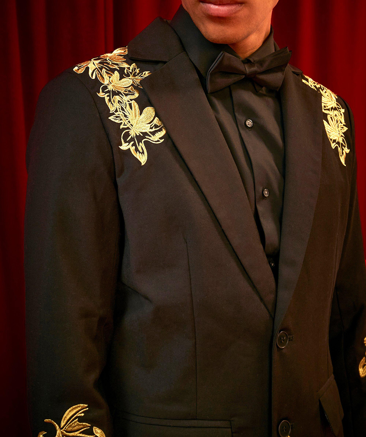 Two Pieces Unique Wedding Tuxedos Men Suits Solid Color with Embroidery Modern Formal Two-Button Customized Fit Notched Lapel Slim Two outer pockets