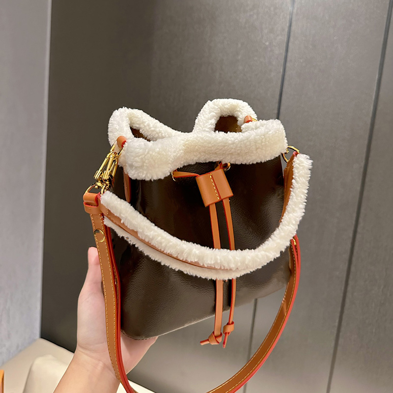 NEONOE BB Plush Mini Bucket Bag Shopping Shoulder Cross Body Barrel-shaped Totes M46319 2023 Women Luxurys Designers Bags Handbag, Color q
NEONOE BB Plush Mini Bucket Bag Shopping Shoulder Cross Body Barrel-shaped Totes M46319 2023 Women Luxurys Designers Bags Handbag, Color q