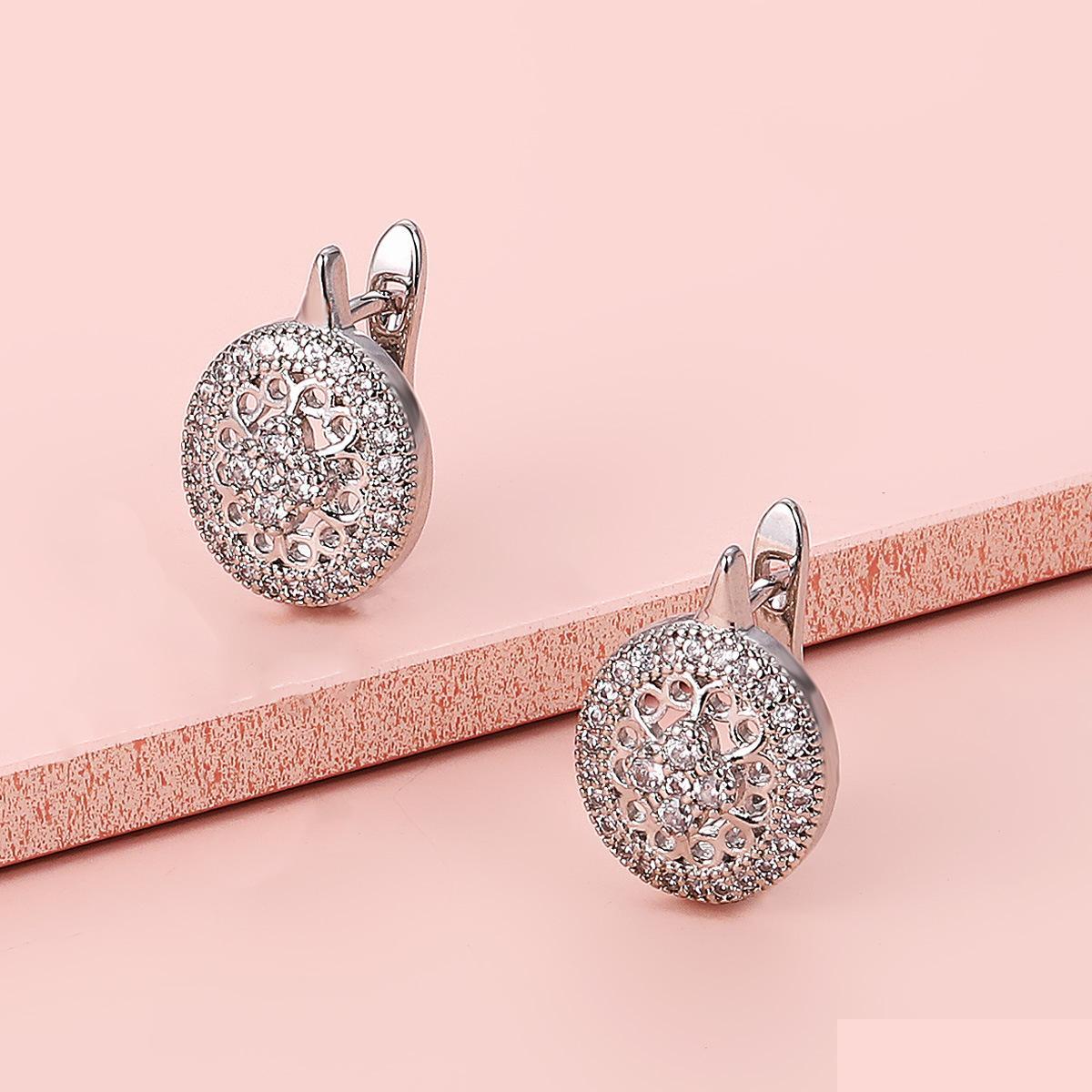 Stud Fashion Jewelry Metal Hollowed Out Buckle Stud Earrings Copper Inlaid Zircon Geometric Drop Delivery Dhnf5
Stud Fashion Jewelry Metal Hollowed Out Buckle Stud Earrings Copper Inlaid Zircon Geometric Drop Delivery Dhnf5