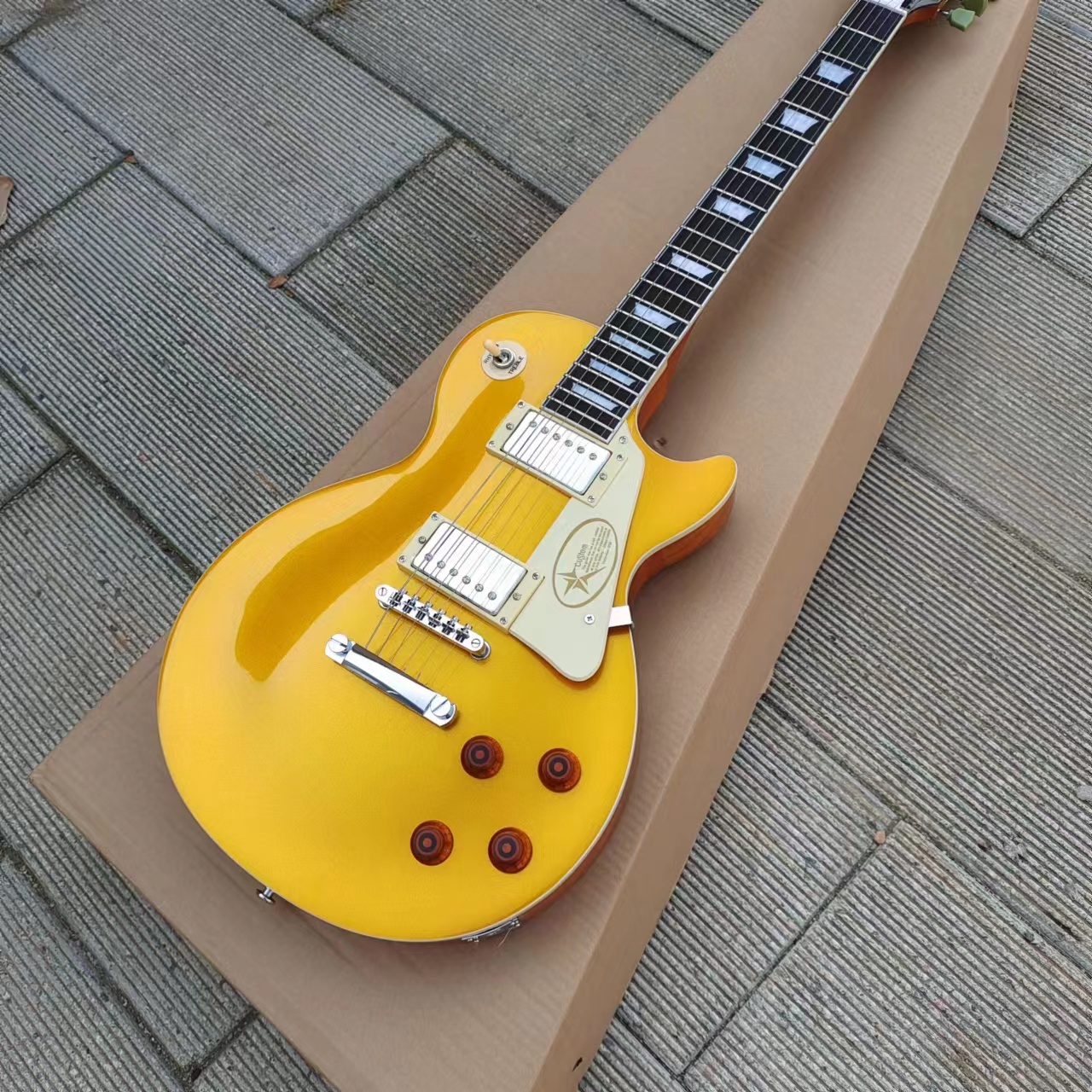 LP electric guitar golden light made of mahogany silver cartridge accessories and tail pieces quick package
LP electric guitar golden light made of mahogany silver cartridge accessories and tail pieces quick package