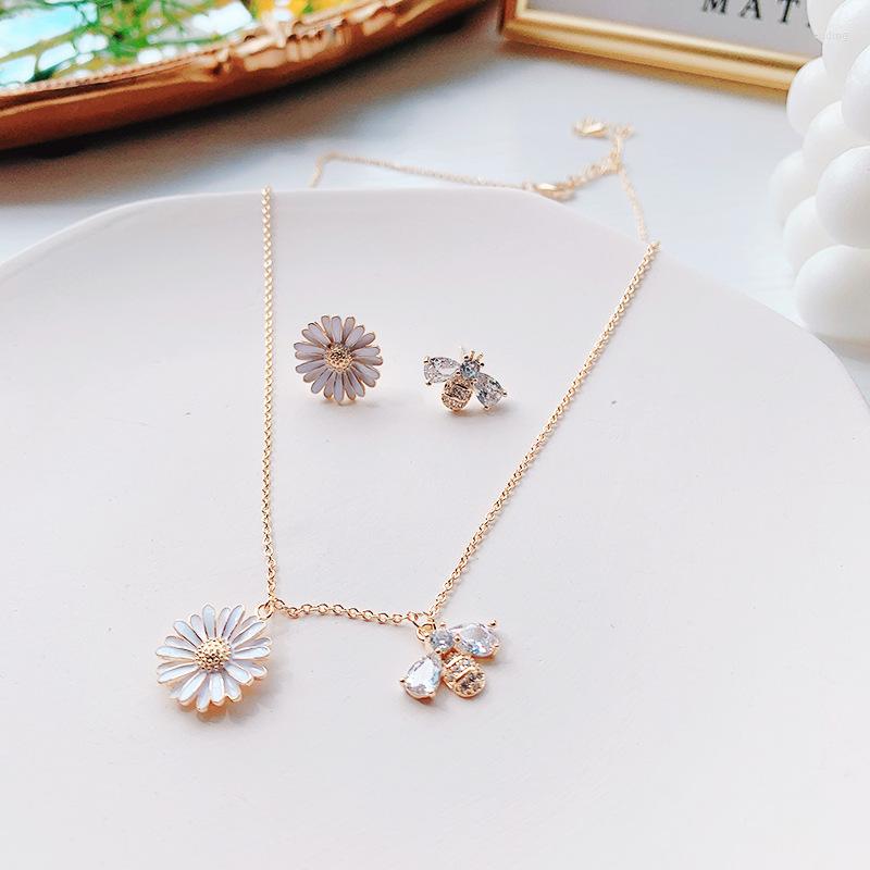 Chains Sight Accessories Crystal Bee Necklaces For Women Simple Style Flower Necklace Jewelry
Chains Sight Accessories Crystal Bee Necklaces For Women Simple Style Flower Necklace Jewelry