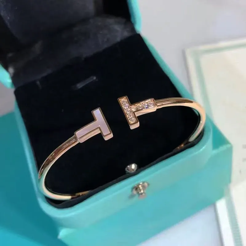 Top luxury designers bracelet women charm bracelet trend fashion studded with diamonds bangles bracelets 18k gold jewelry boutique good lady nice pretty gift
Top luxury designers bracelet women charm bracelet trend fashion studded with diamonds bangles bracelets 18k gold jewelry boutique good lady nice pretty gift