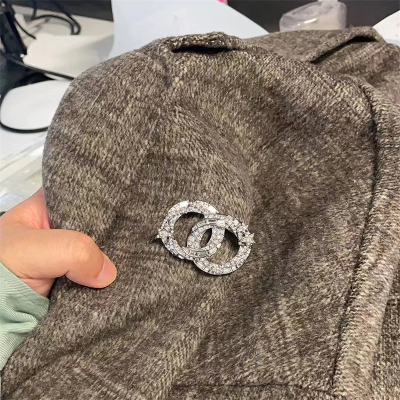 Luxury Designer Jean Brooch Sweet charming temperament Star Sparkly Brooch gift designer jewelry
Luxury Designer Jean Brooch Sweet charming temperament Star Sparkly Brooch gift designer jewelry