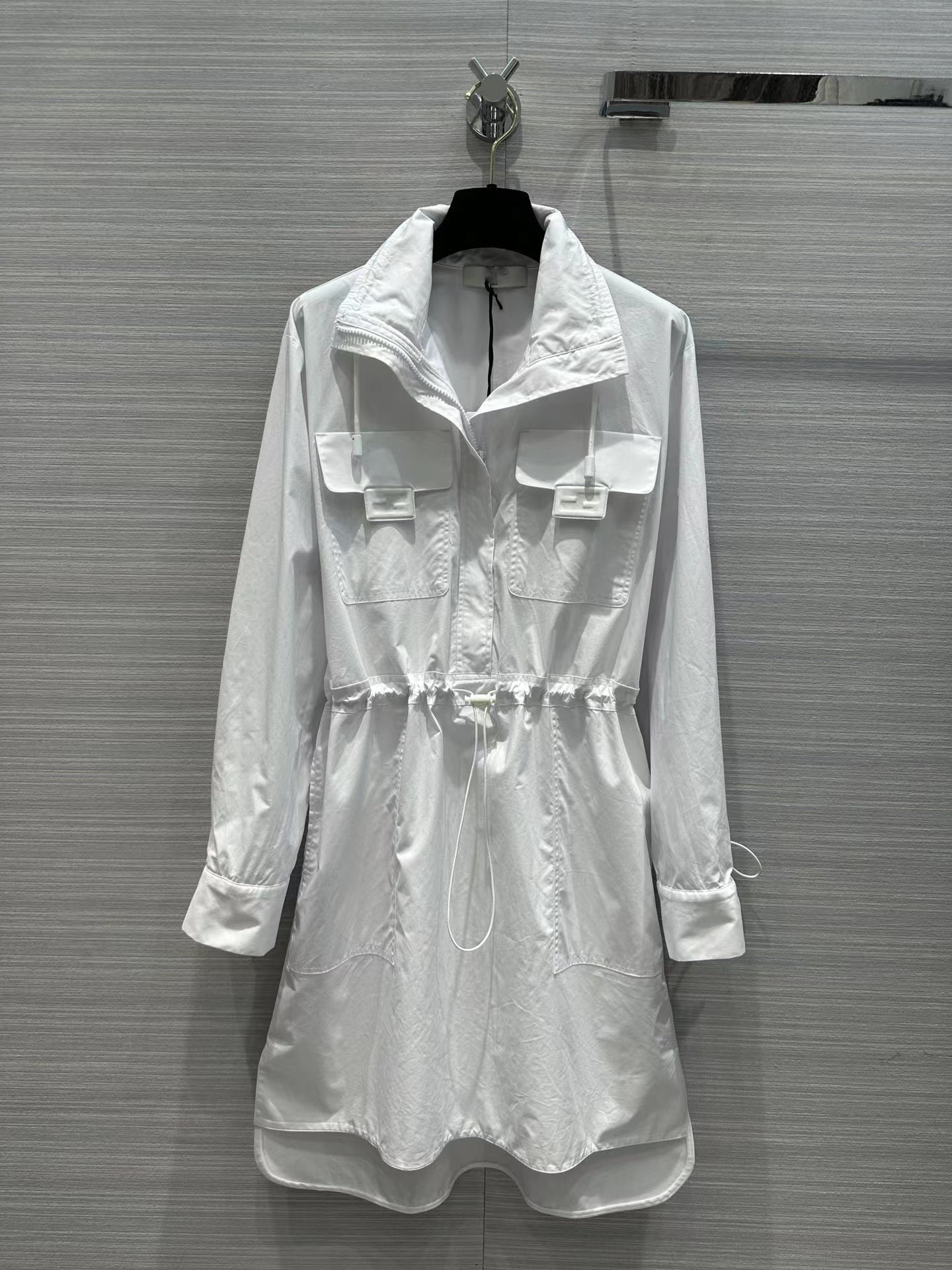 Milan Runway Dress 2023 New Spring Summer Lapel Neck Long Sleeve Designer Dresses Brand Same Style Dress 1204-8, White
Milan Runway Dress 2023 New Spring Summer Lapel Neck Long Sleeve Designer Dresses Brand Same Style Dress 1204-8, White