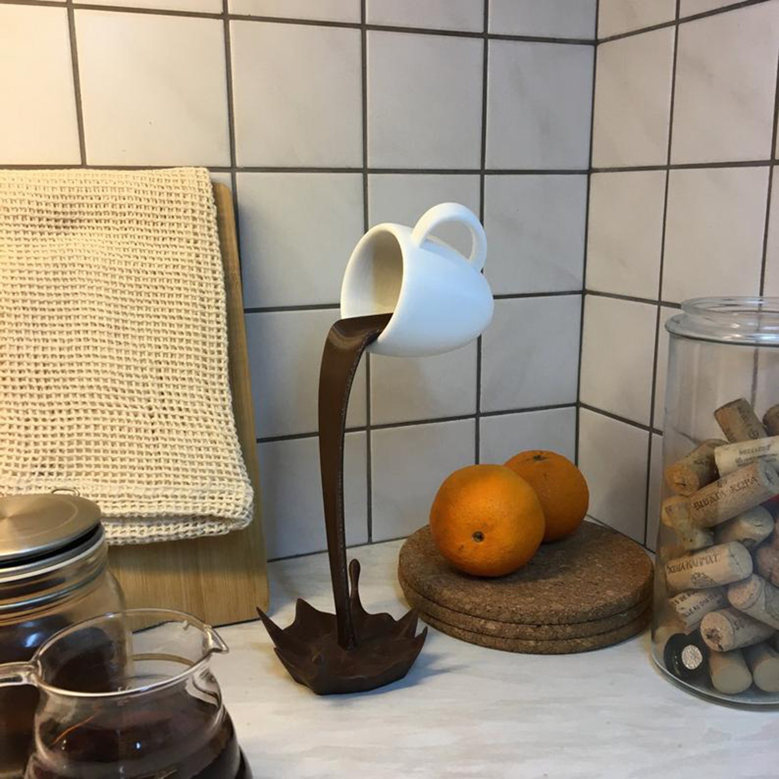 Decorative Objects Figurines Floating Spilling Coffee Cup Sculpture Kitchen Decoration Magic Pouring Splash Creative Desktop Decor Home 221203