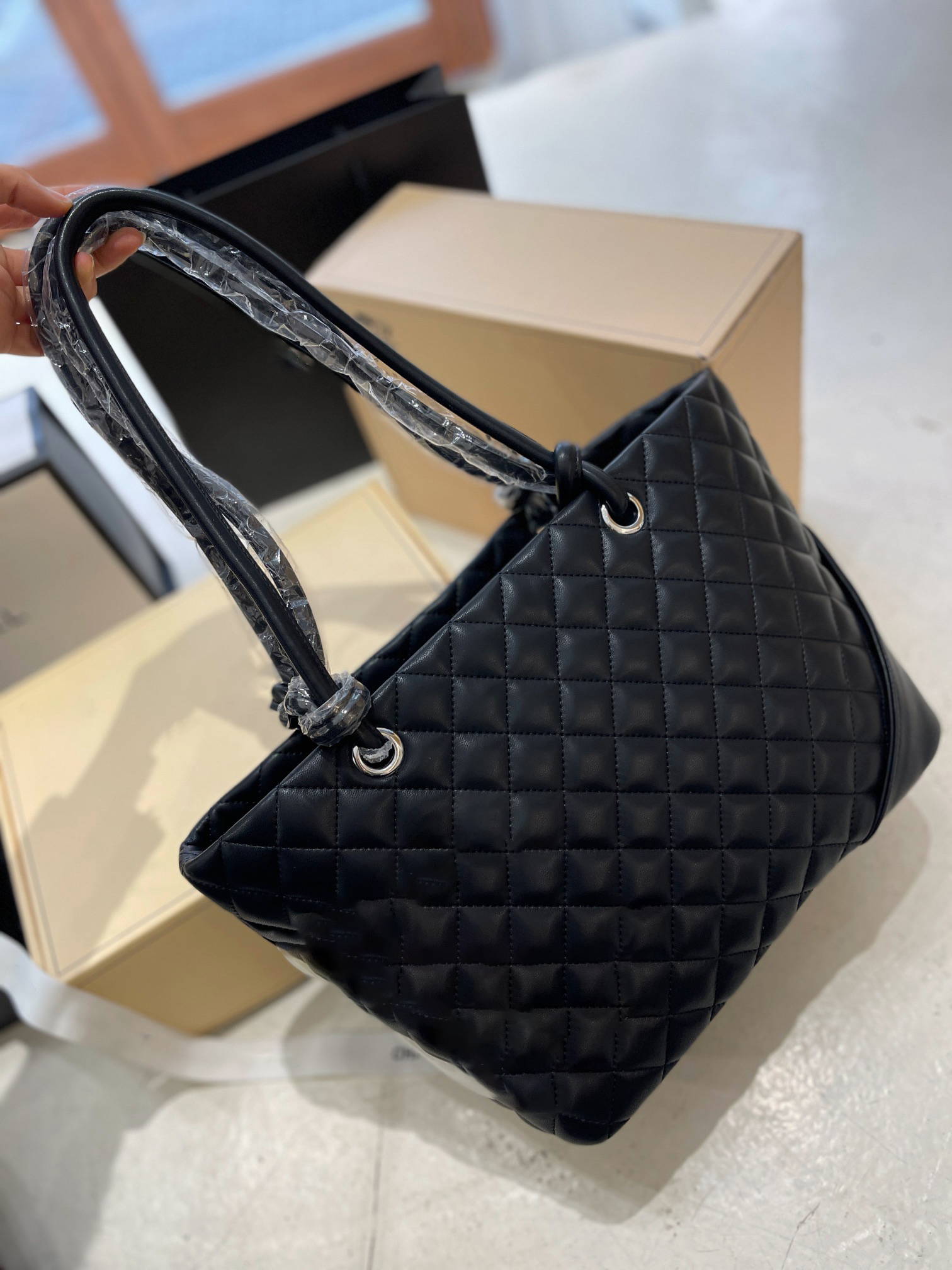 Luxury Tote Brand Handbag Shoulder Bag Crossbody Genuine Leather Designer Messenger Bags 5A Quality Shopping 28CM Quilted Double Lambskin Lady, White&black
Luxury Tote Brand Handbag Shoulder Bag Crossbody Genuine Leather Designer Messenger Bags 5A Quality Shopping 28CM Quilted Double Lambskin Lady, White&black